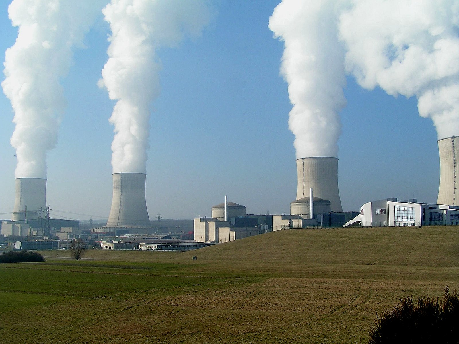 You are currently viewing [Corinne Lepage, ancienne ministre de l’environnement : « Le nucléaire est l’une des énergies les plus coûteuses, et elle nous rend dépendants de la Russie »]