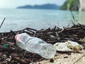 Lire la suite à propos de l’article [La Commission européenne publie son projet d’interdiction des microplastiques]
